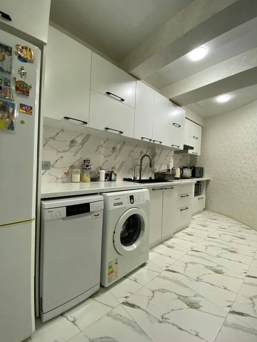 Продается 4-комнатная квартира − 160 м²