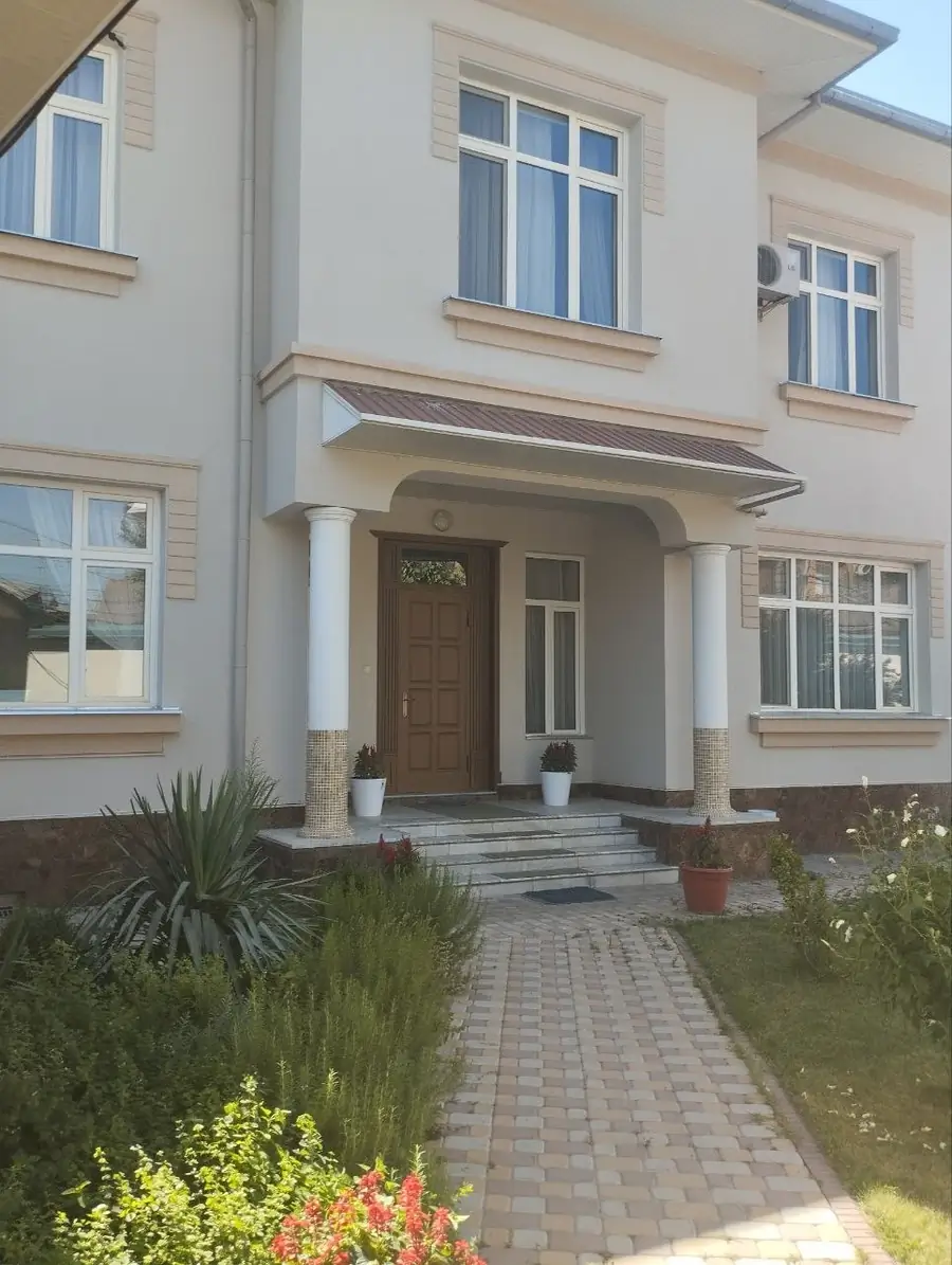 Ijaraga 2 qavatli uy − 248 m²