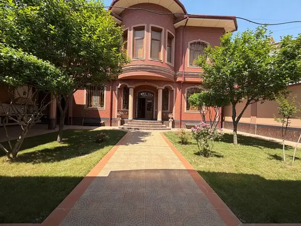 3 qavatli uy − 350 m², 4.3 sot.