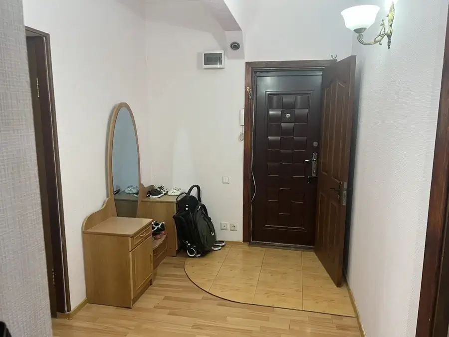 3 xonali kvartira sotiladi − 84 m²