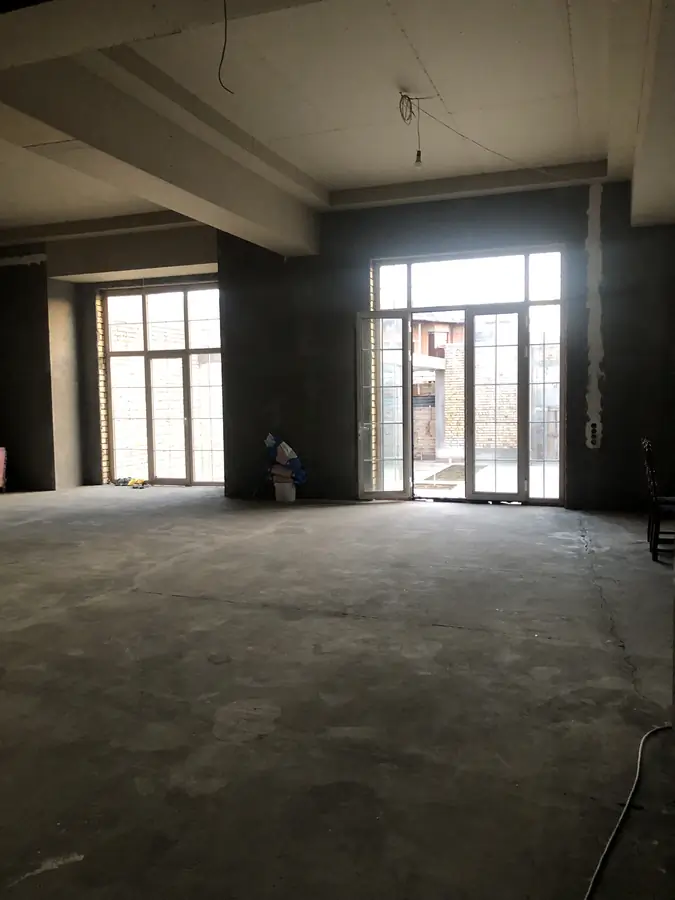 3 qavatli uy sotiladi − 990 m²