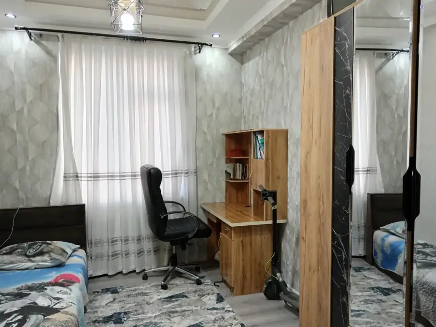 Продается Более 5-комнатная квартира − 140 м²