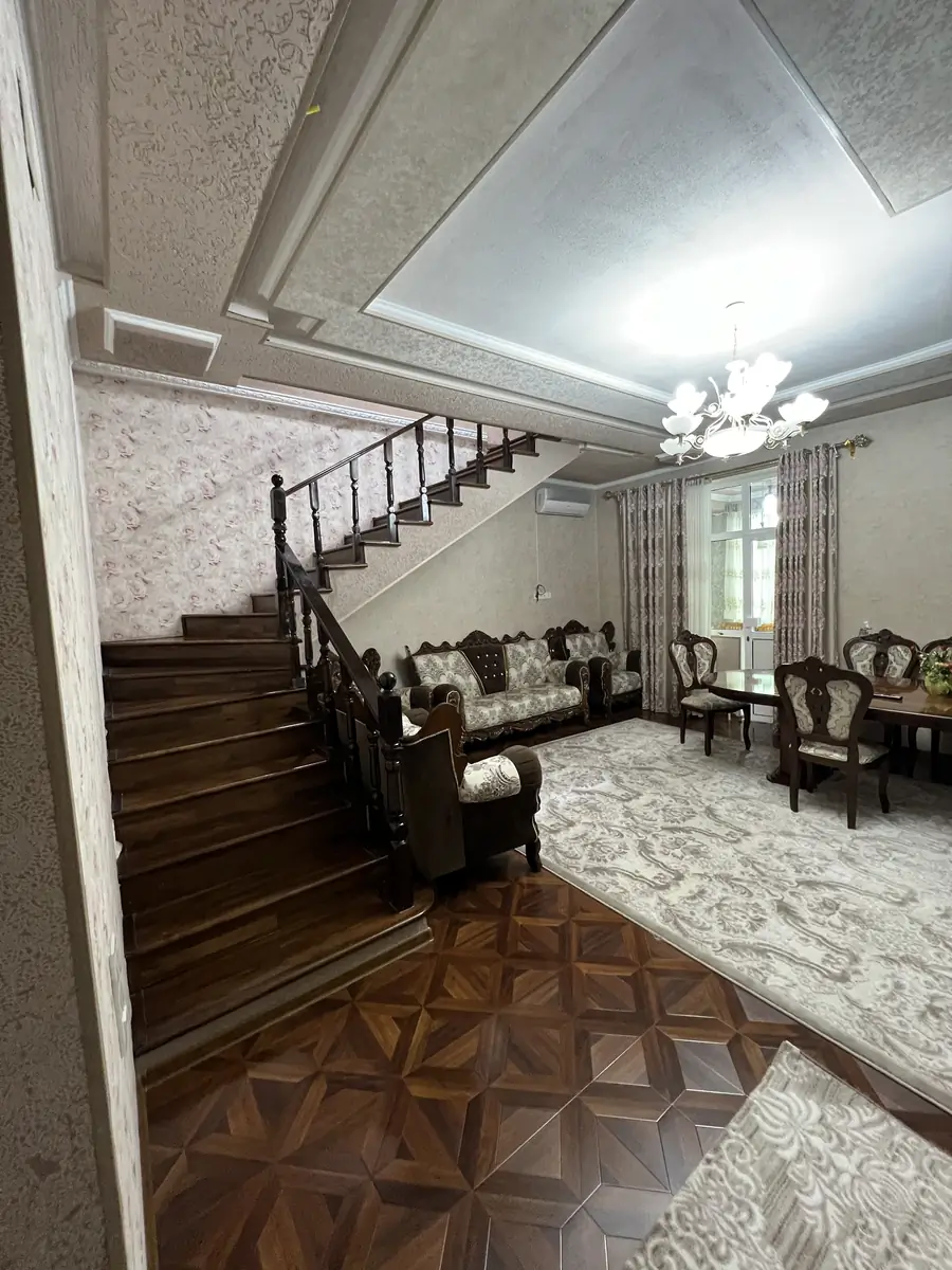 Продается Более 5-комнатная квартира − 200 м²