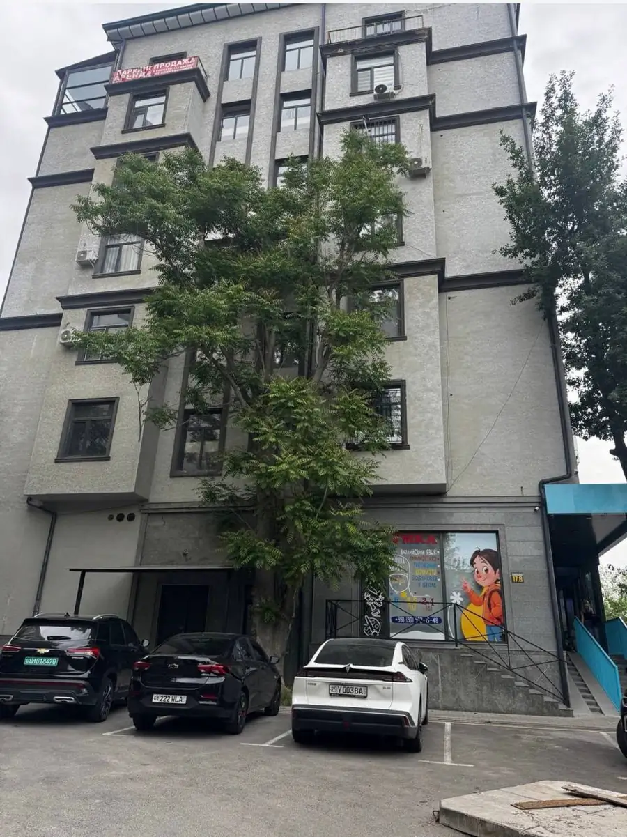 4 xonali kvartira sotiladi − 90 m²