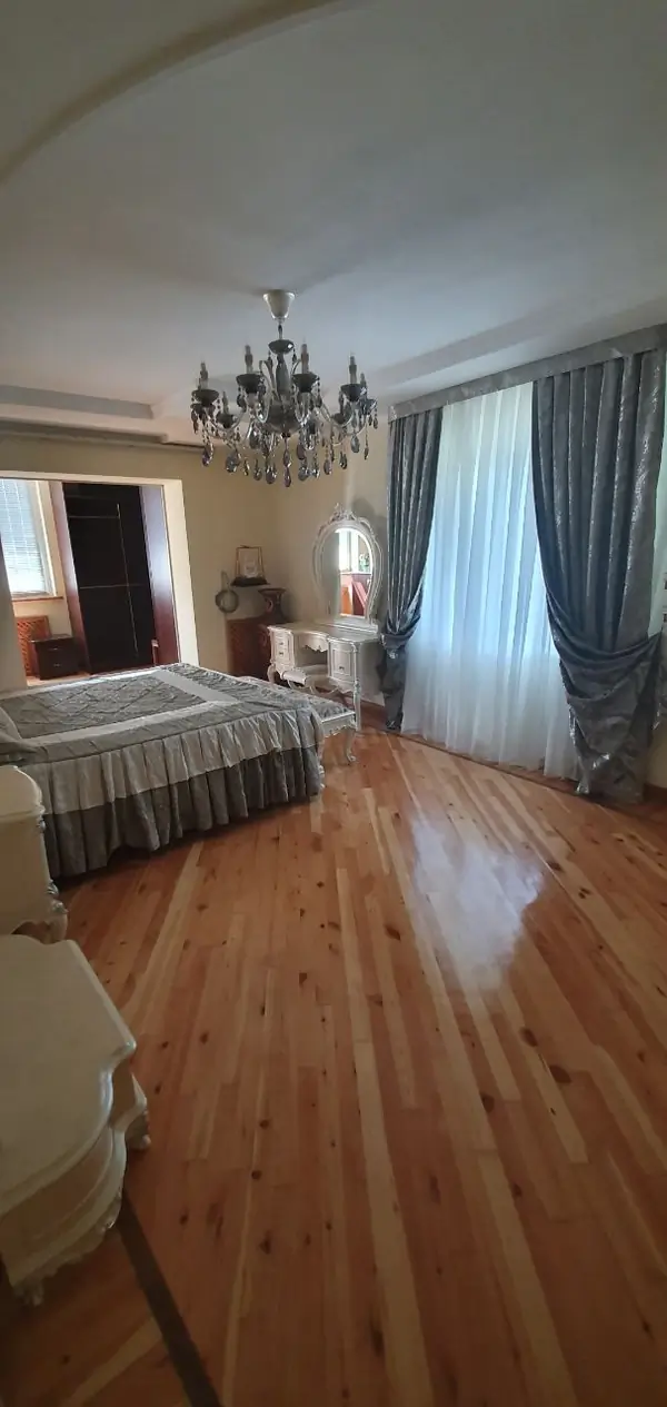 4-комнатная квартира − 200 м², 5/7 этаж