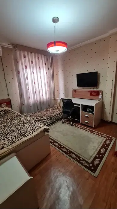 4 xonali kvartira sotiladi − 100 m²