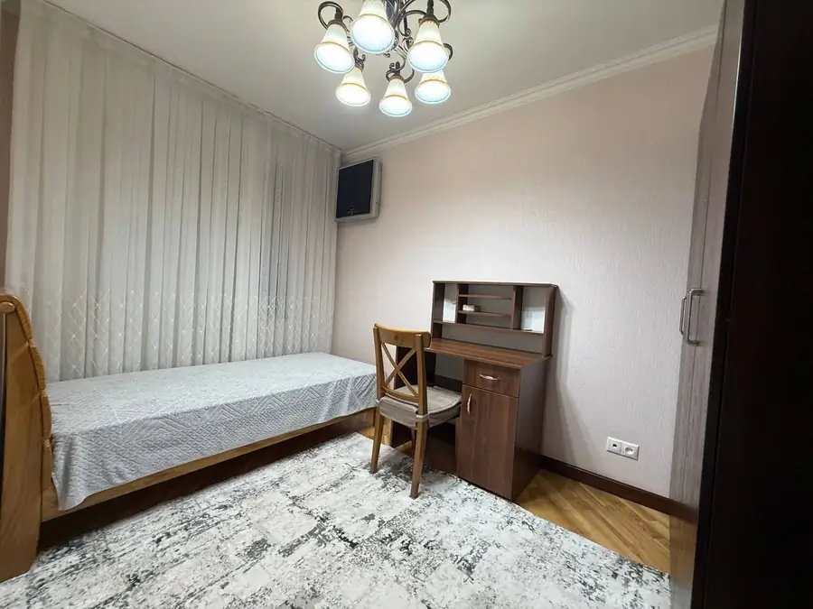 Продается 4-комнатная квартира − 80 м²