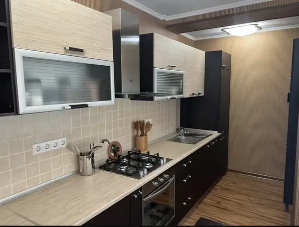 4 xonali kvartira sotiladi − 100 m²