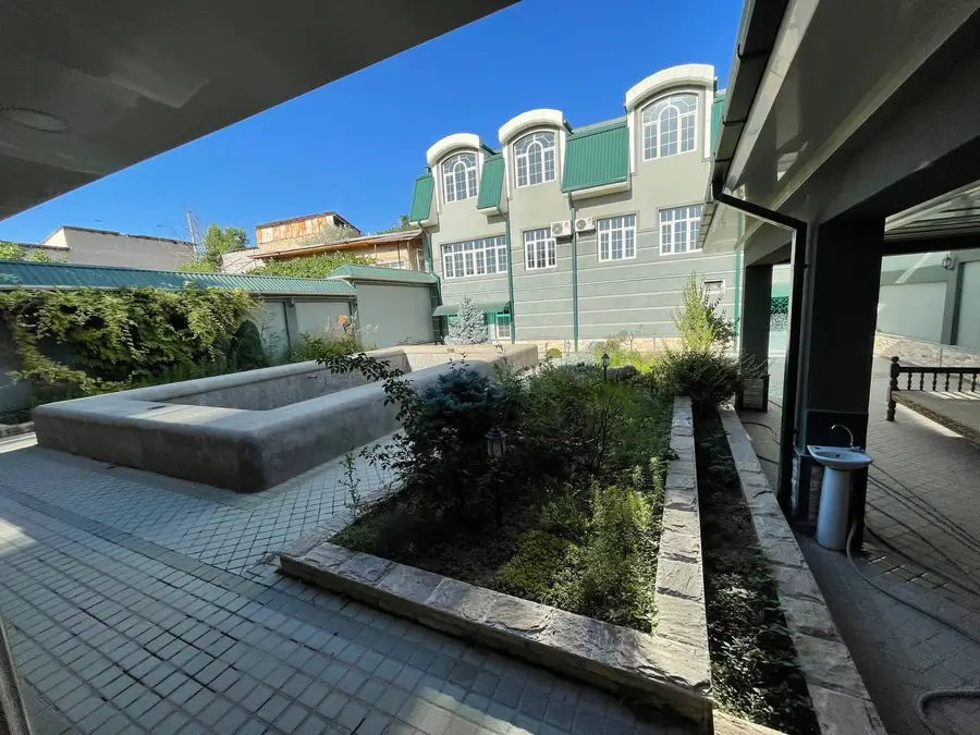 3 qavatli uy sotiladi − 400 m²