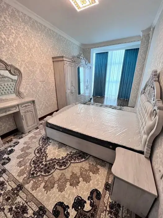 Сдается 4-комнатная квартира − 184 м²