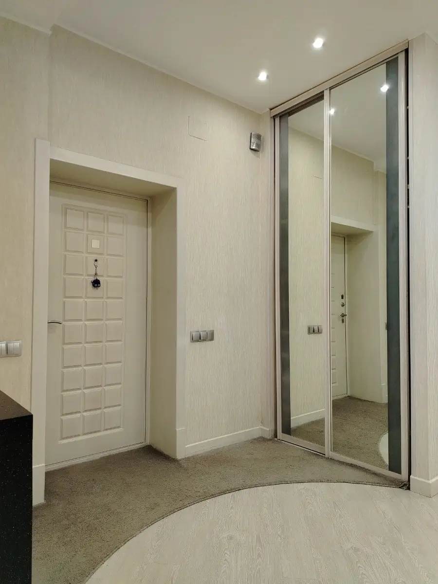 Продается 4-комнатная квартира − 107 м²
