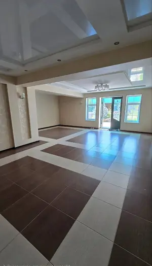 3 qavatli uy − 350 m², 7 sot.