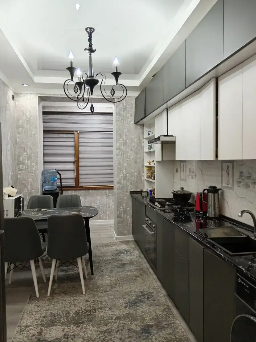 Продается Более 5-комнатная квартира − 140 м²