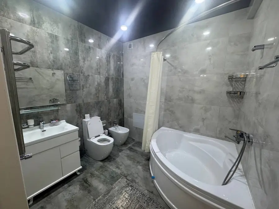 Сдается 3-комнатная квартира − 100 м²