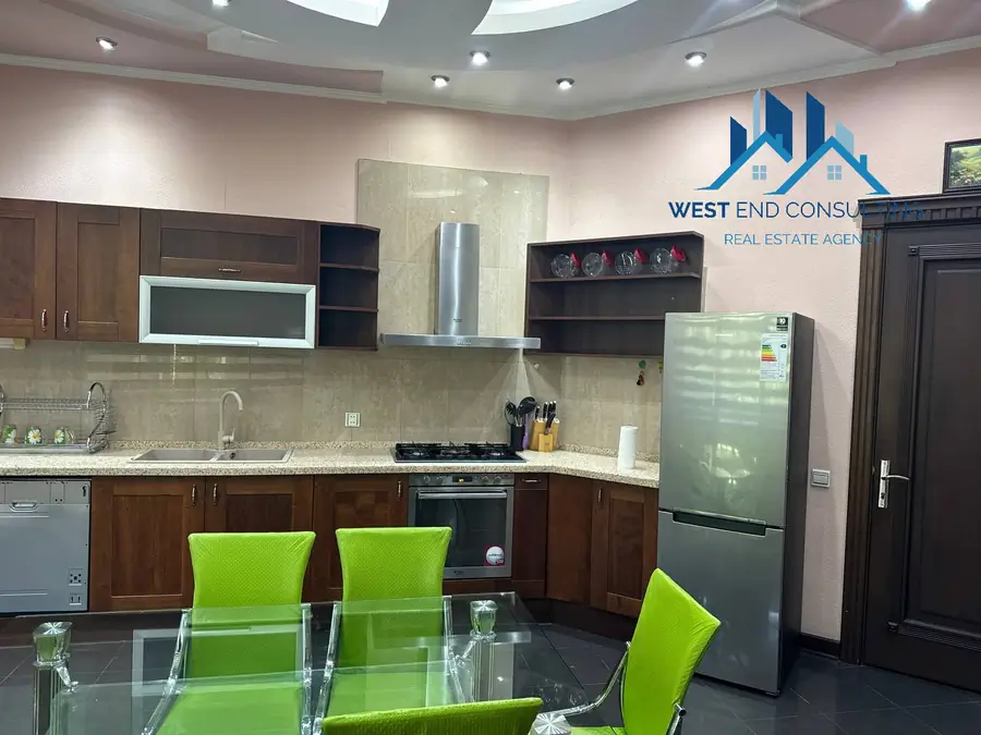 Ijaraga 4 xonali kvartira − 220 m²
