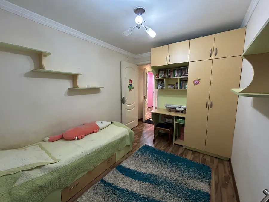 Продается 4-комнатная квартира − 77 м²