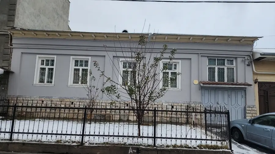 Продается 100% в 3-этажном доме − 930 м²