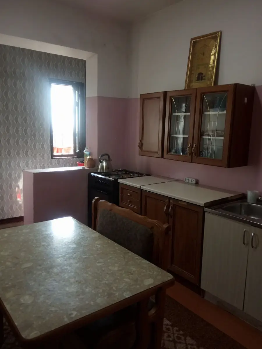 Продается 4-комнатная квартира − 90 м²