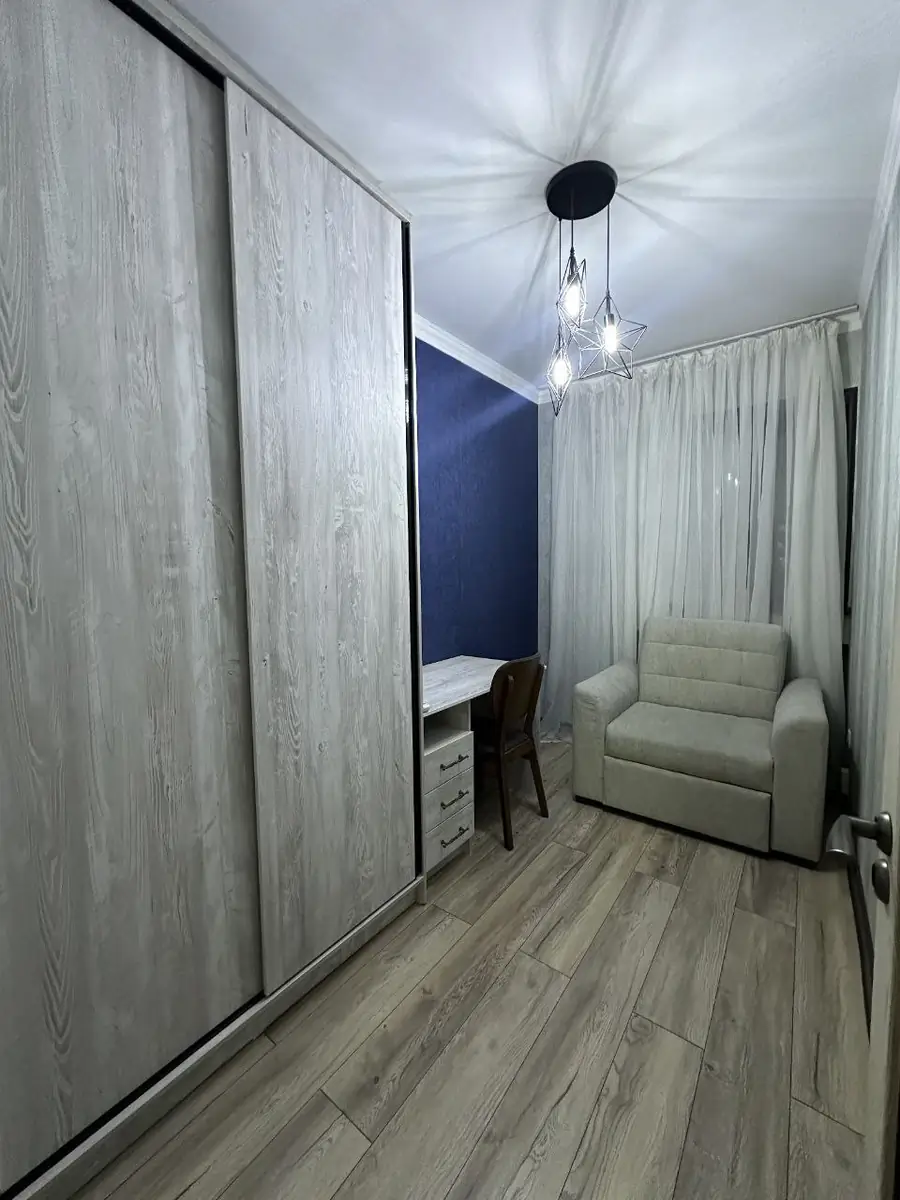 4 xonali kvartira sotiladi − 96 m²