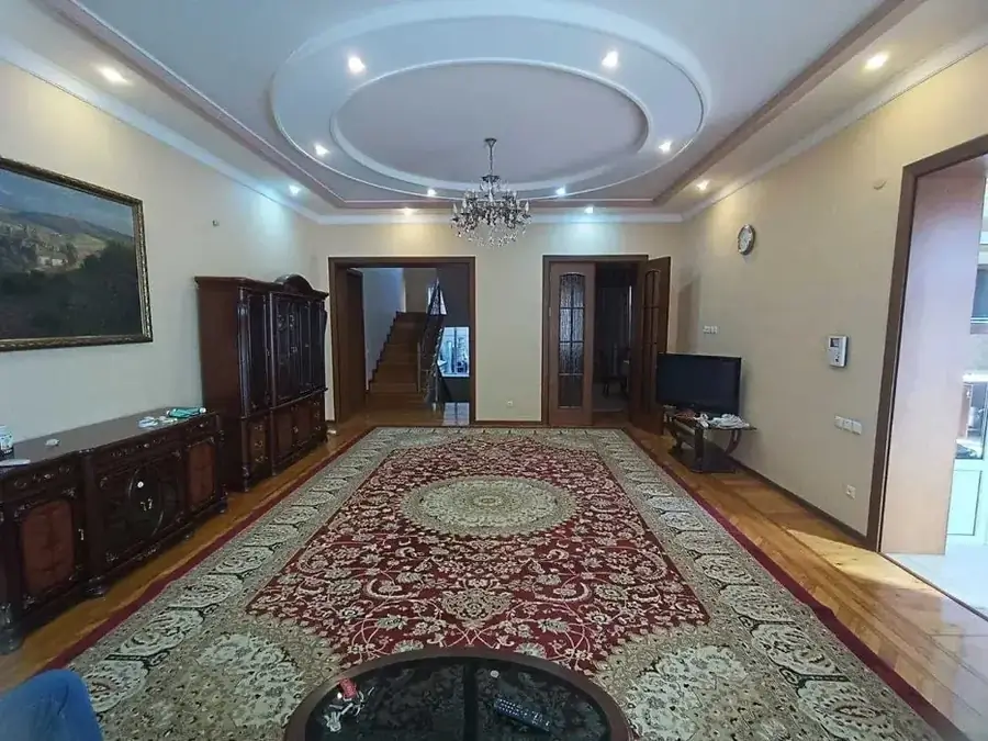 Ijaraga 3 qavatli uy − 380 m²