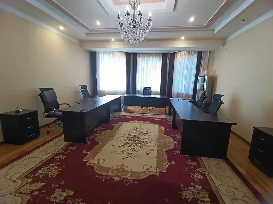 Ijaraga 3 qavatli uy − 380 m²