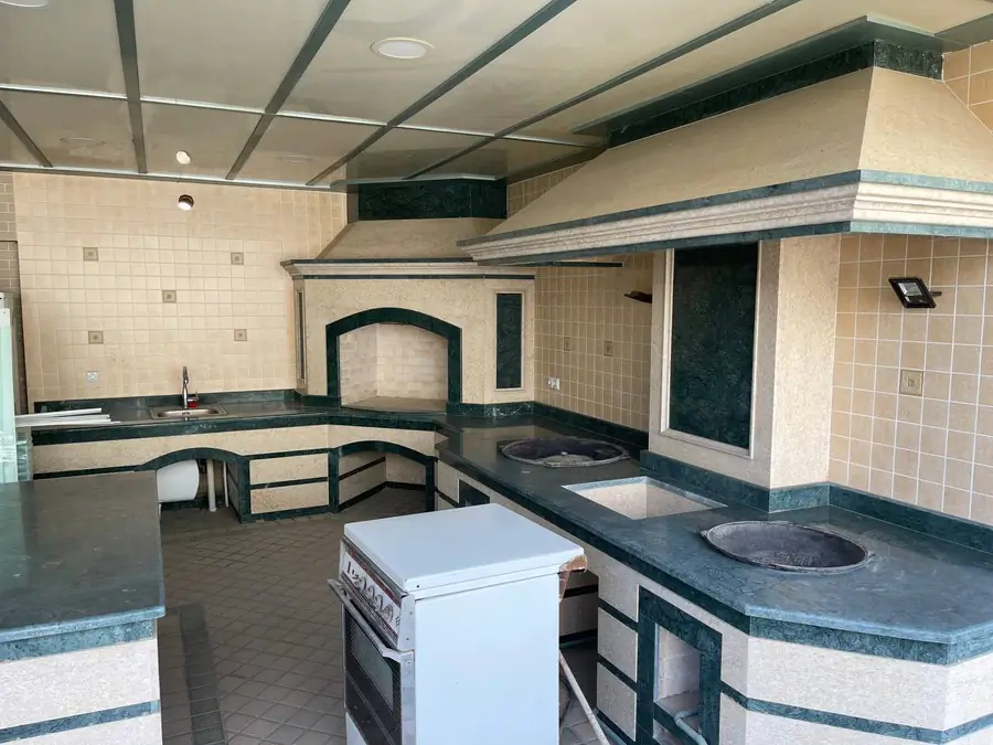 3 qavatli uy sotiladi − 400 m²