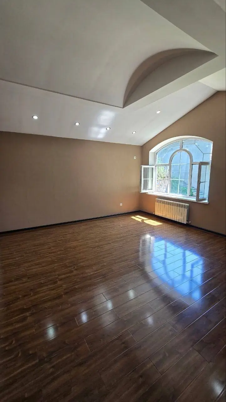 3 qavatli uy sotiladi − 350 m²