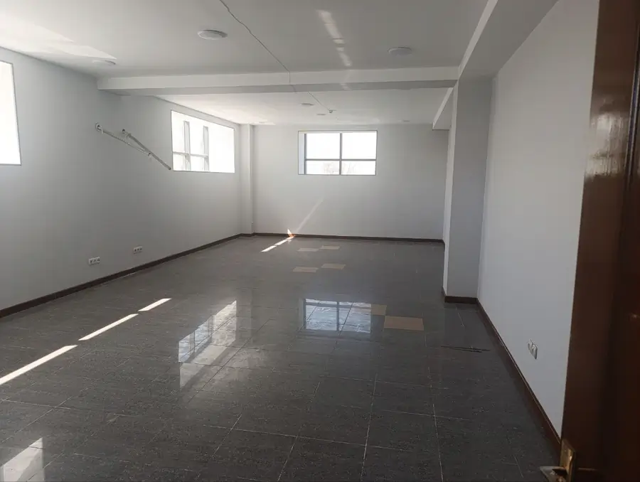 Ijaraga ofis − 300 m²