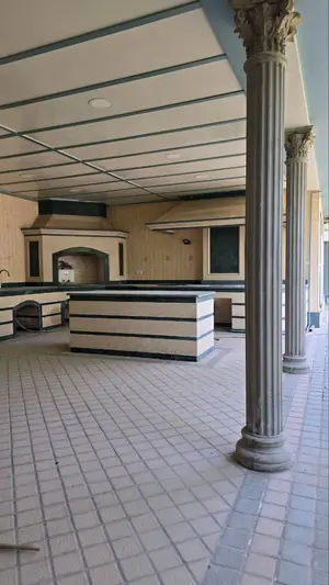 3 qavatli uy − 350 m², 7 sot.
