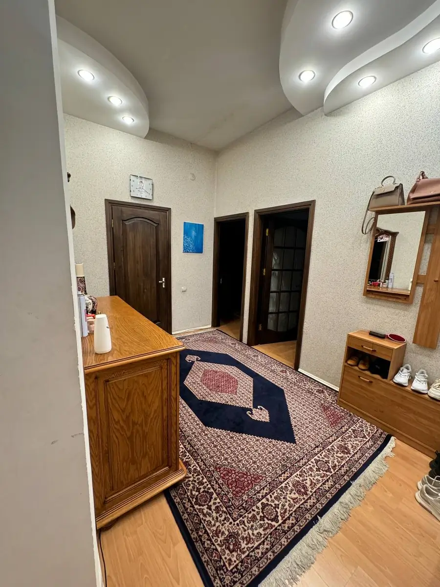 Продается 3-комнатная квартира − 140 м²