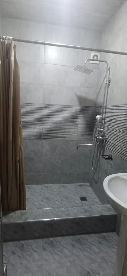 3 xonali kvartira sotiladi − 65 m²