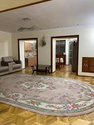 2-комнатная квартира − 77 м², 1/5 этаж