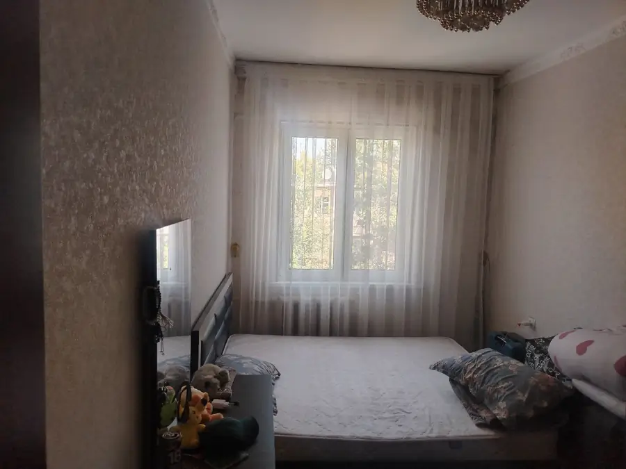 Продается Более 5-комнатная квартира − 80 м²
