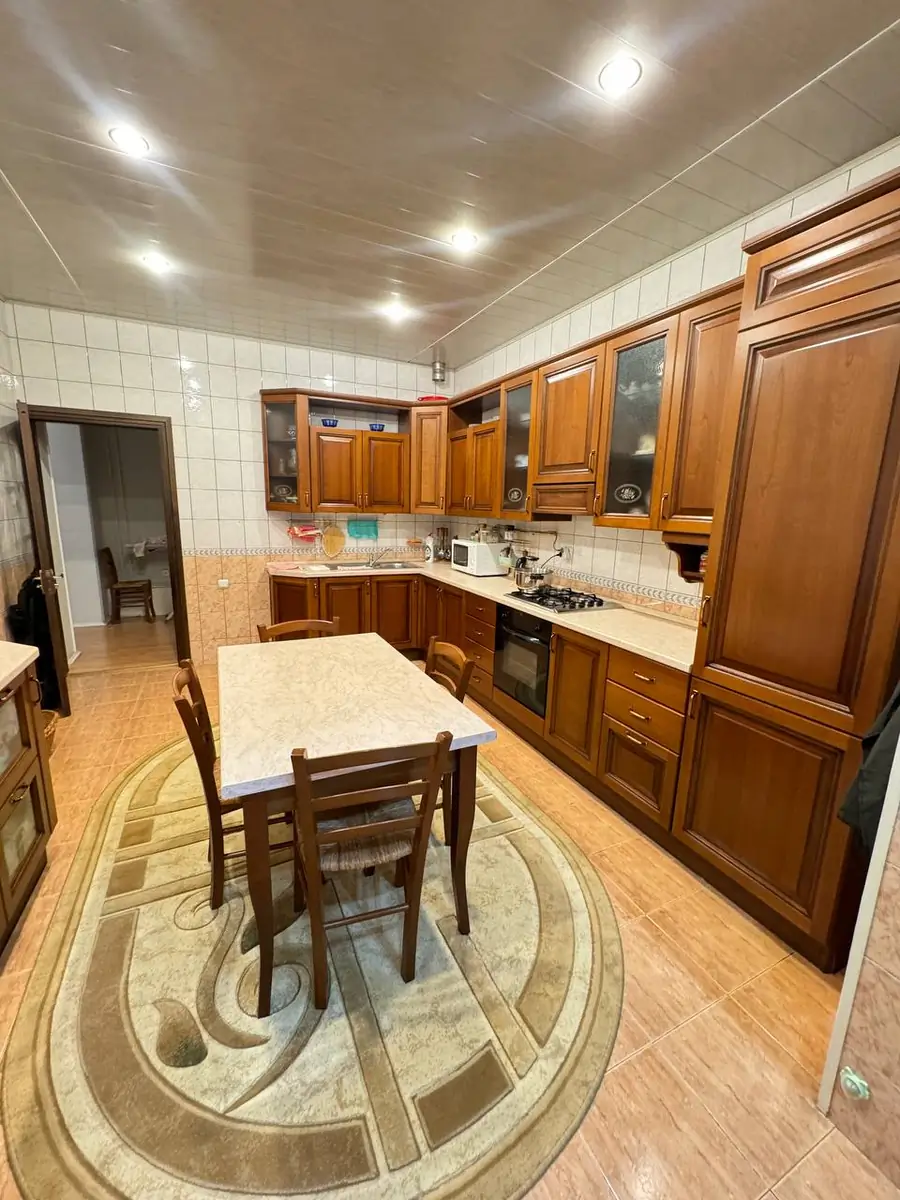 Продается 3-комнатная квартира − 140 м²