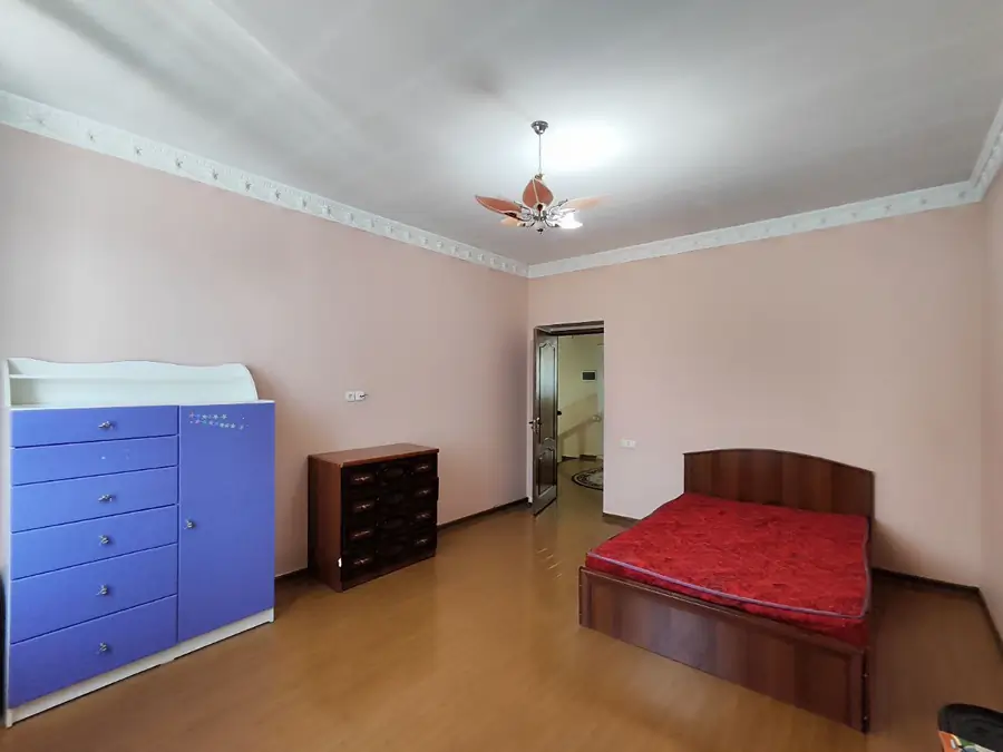 2 qavatli uy sotiladi − 3.7 m²