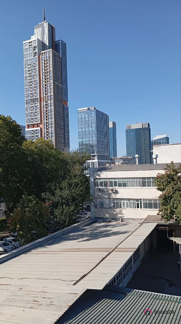 4 xonali kvartira sotiladi − 90 m²
