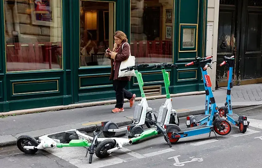 Parijda sentabrdan elektr samokatlar taqiqlanadi