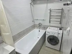4 xonali kvartira sotiladi − 90 m²