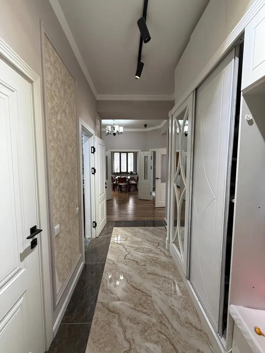 Продается 4-комнатная квартира − 106 м²