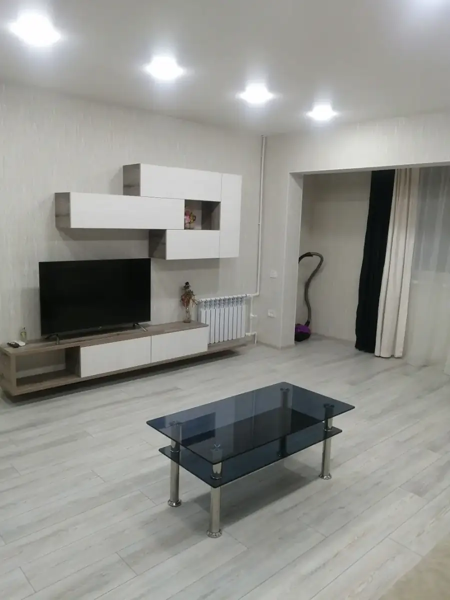 Сдается 2-комнатная квартира − 56 м²