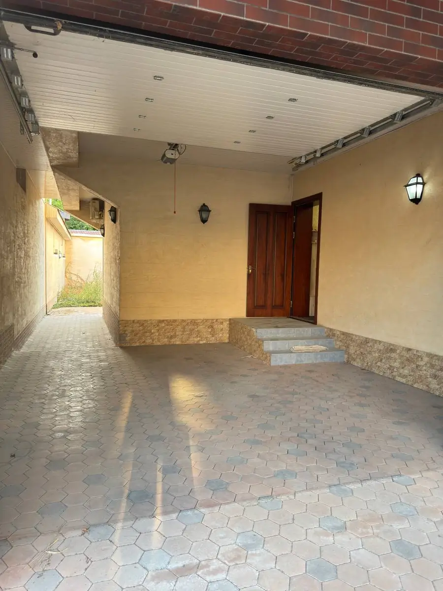 3 qavatli uy sotiladi − 300 m²