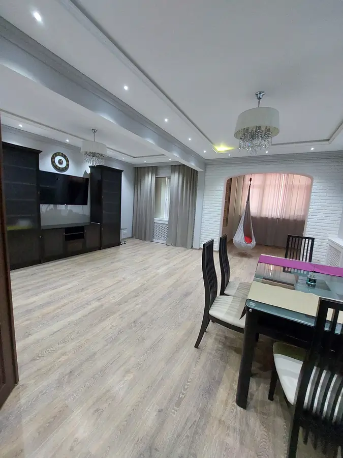 3 xonali kvartira sotiladi − 92 m²